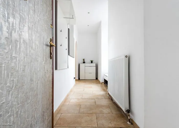 Nice Central City Room