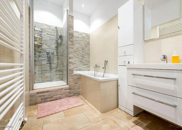 Nice Central City Room *