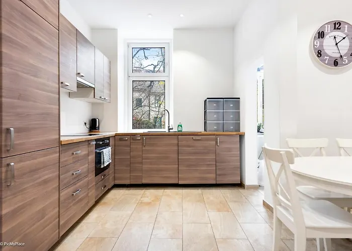 Nice Central City Room *