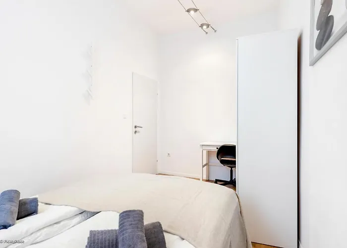 Nice Central City Room *